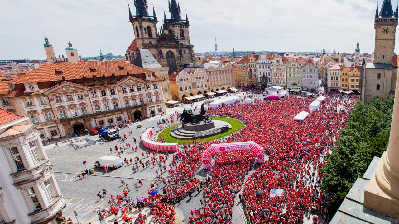 20,000 gather in Prague for Walk Against Breast Cancer